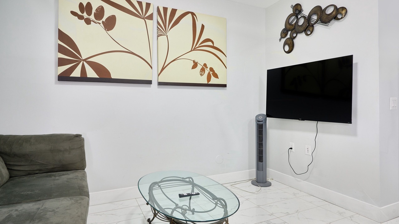 Photo of Livingroom in Renfrew-Collingwood