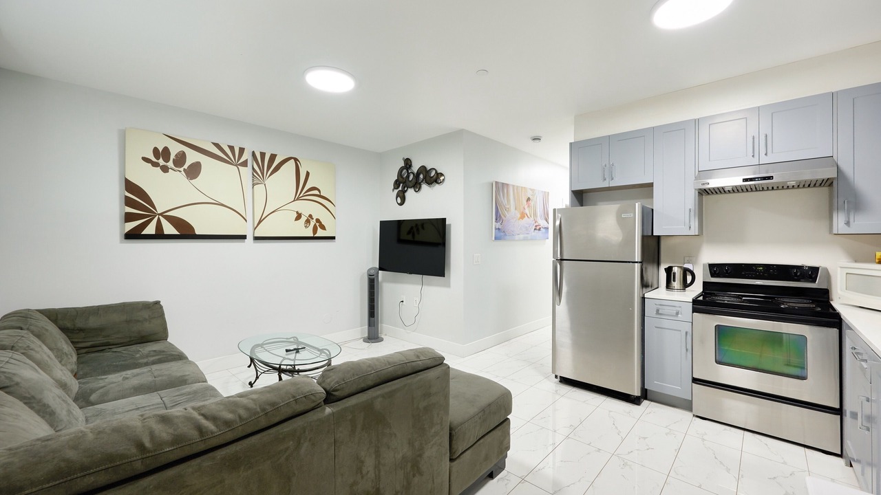 Photo of Livingroom in Renfrew-Collingwood
