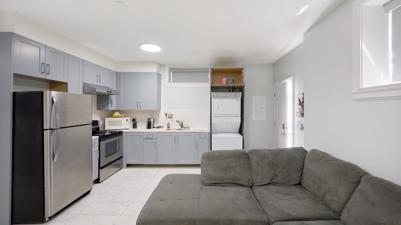 Photo of Livingroom in Renfrew-Collingwood