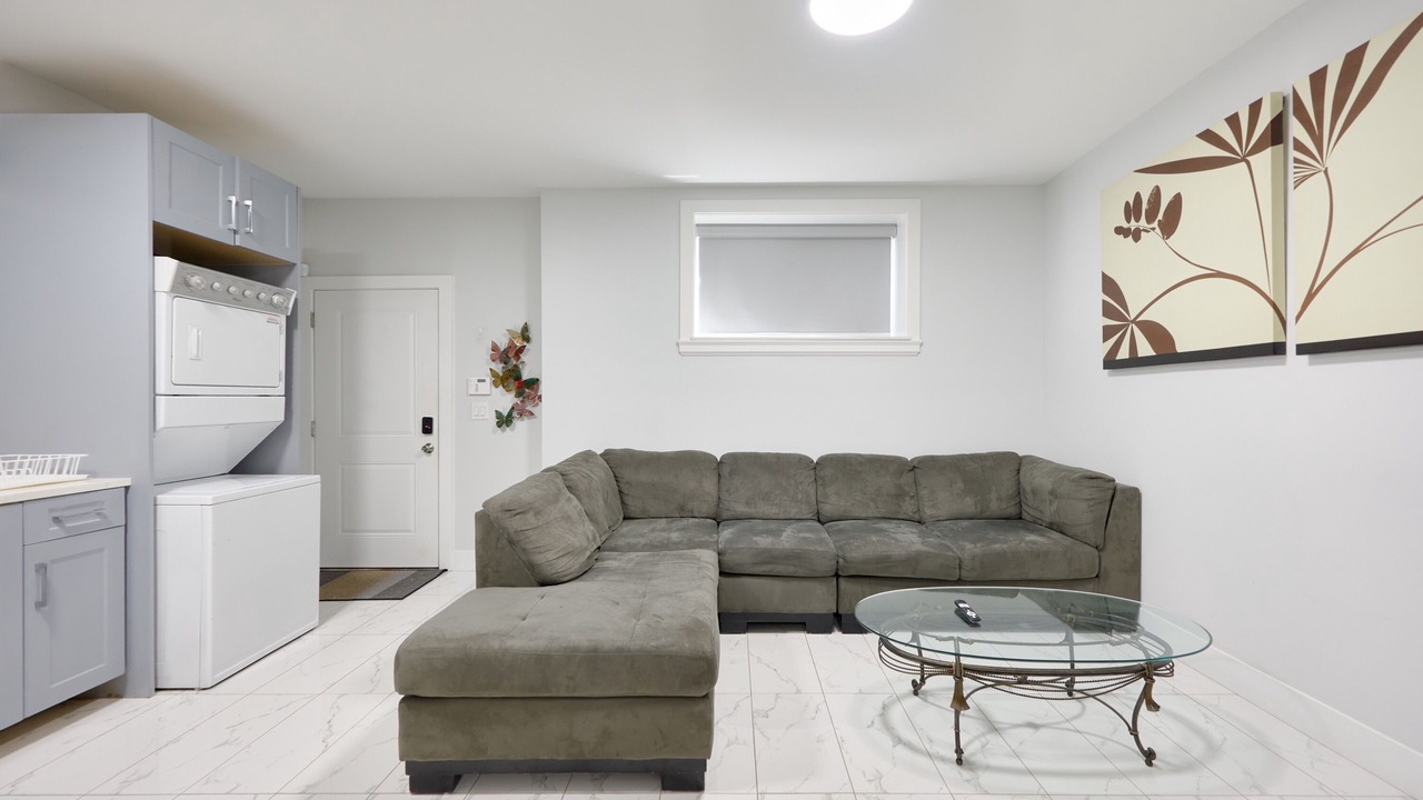 Photo of Livingroom in Renfrew-Collingwood