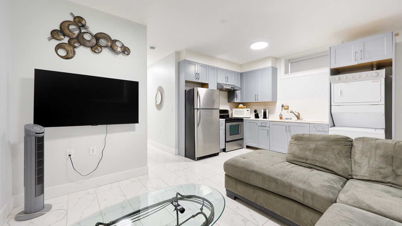 Photo of Livingroom in Renfrew-Collingwood