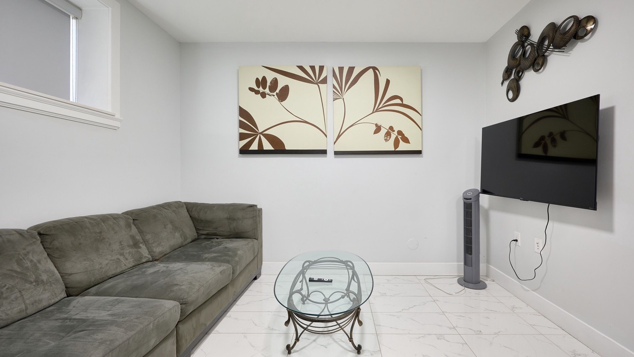Photo of Livingroom in Renfrew-Collingwood