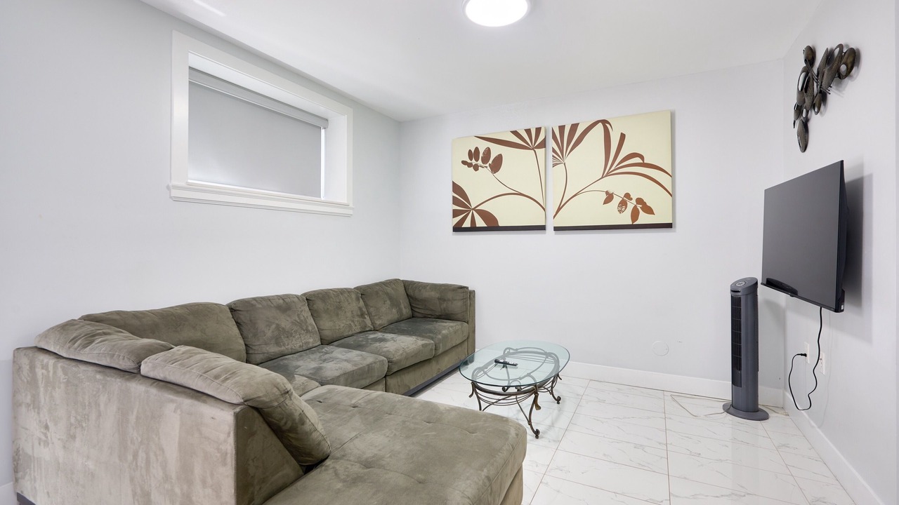 Photo of Livingroom in Renfrew-Collingwood
