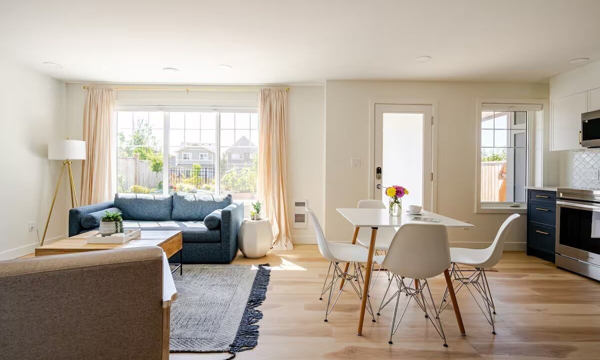 Photo of Livingroom in Colwood