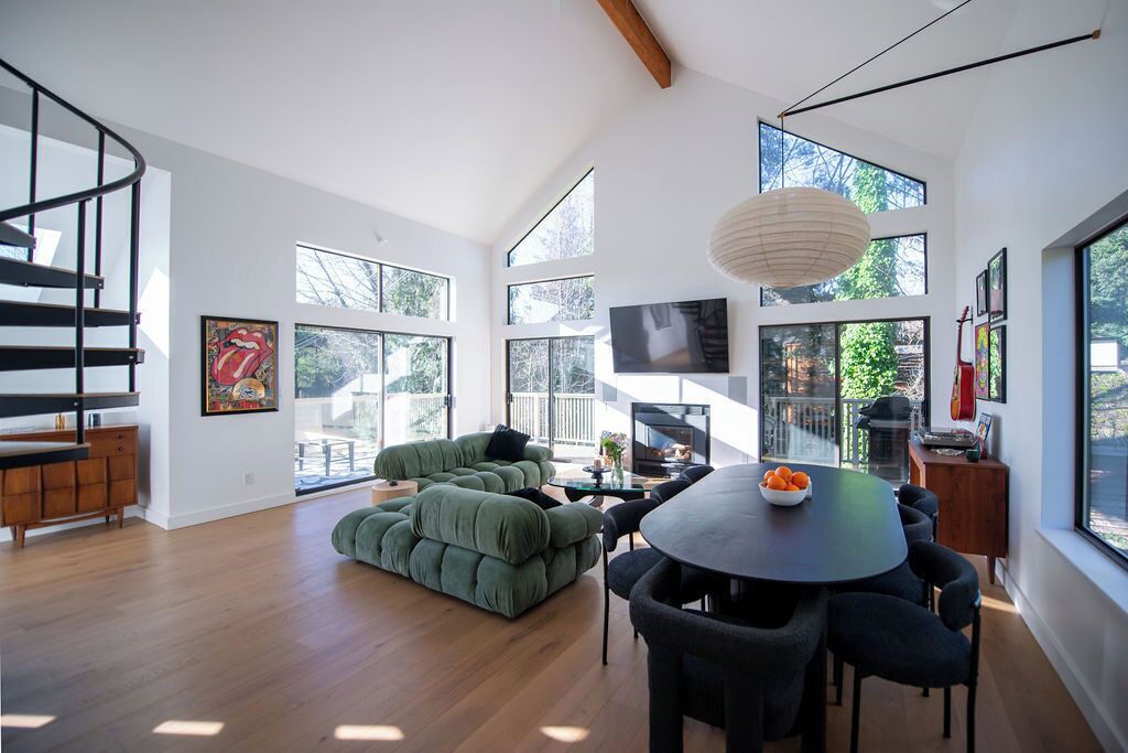 Photo of Livingroom in West Sechelt