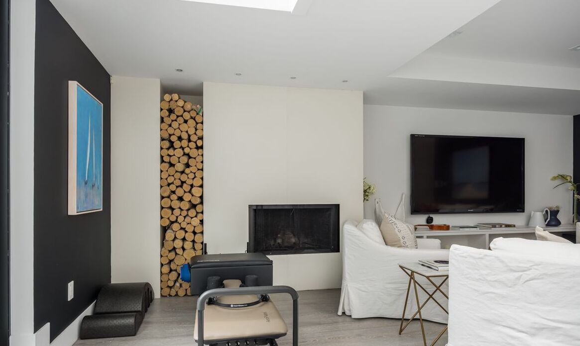 Photo of Livingroom in Bloor-Yorkville