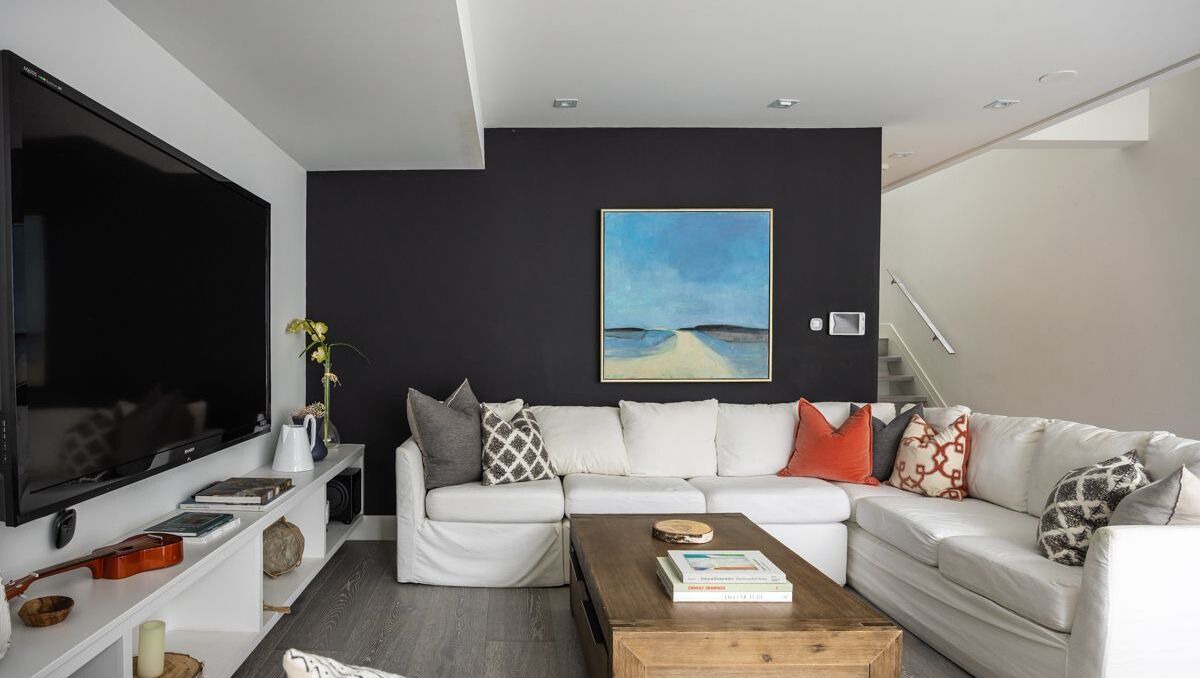Photo of Livingroom in Bloor-Yorkville