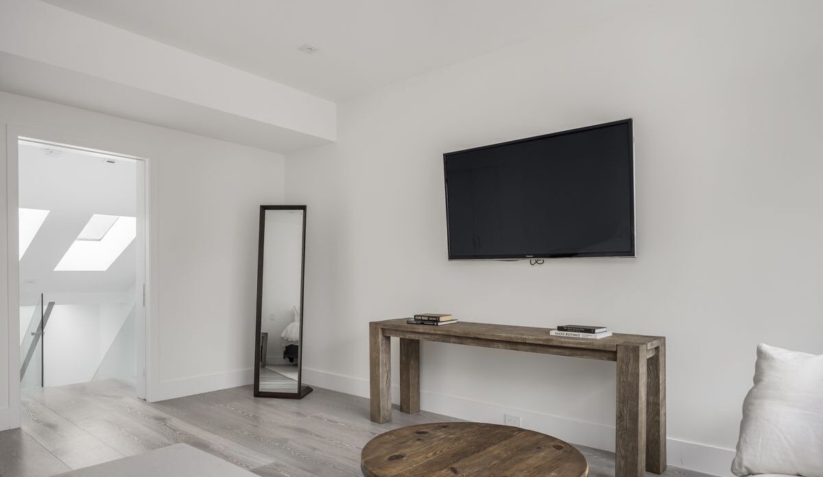 Photo of Livingroom in Bloor-Yorkville