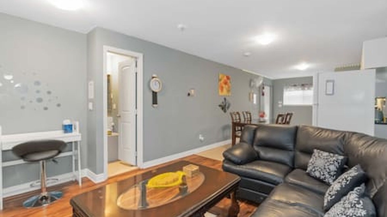 Photo of Livingroom in East Newton North