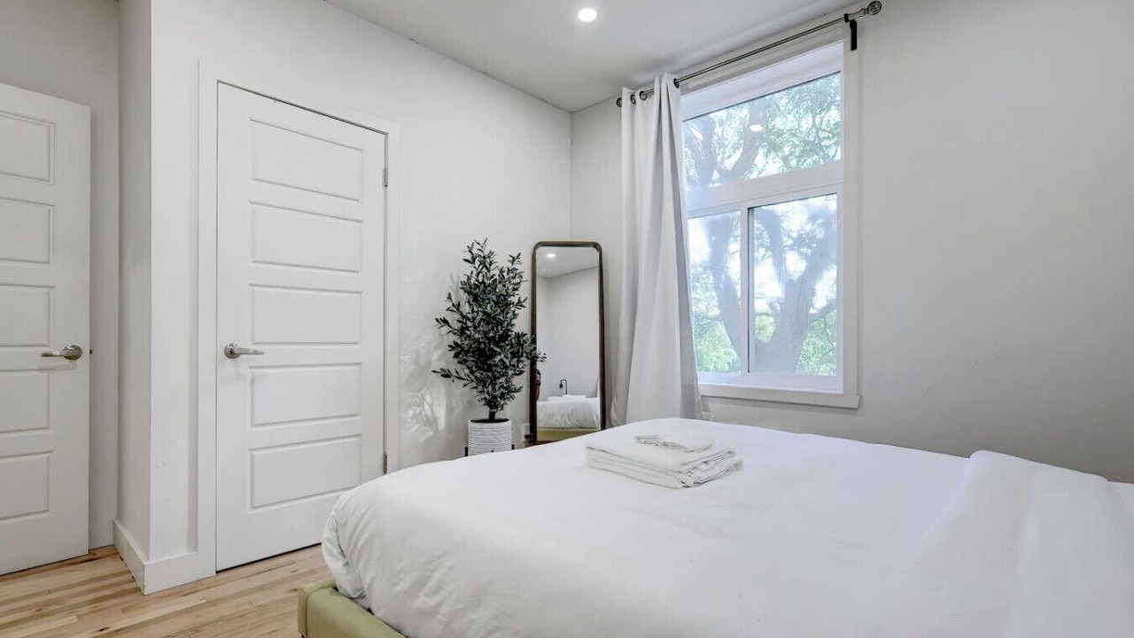 Photo of Bedroom in Cote-Des-Neiges—Notre-Dame-De-Grace