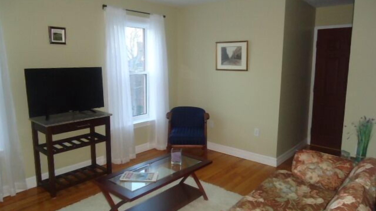 Photo of Livingroom in Queens Square