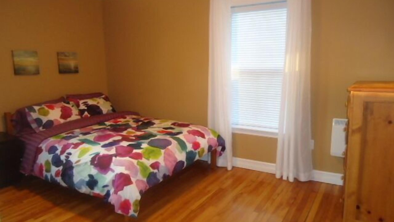 Photo of Bedroom in Queens Square