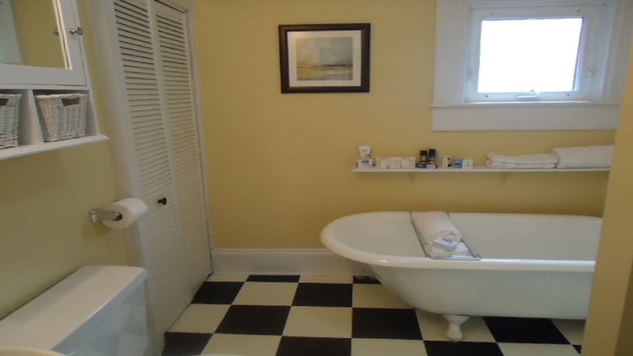 Photo of Bathroom in Queens Square
