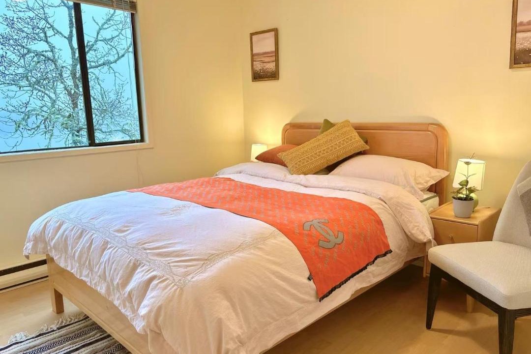 Photo of Bedroom in Departure Bay