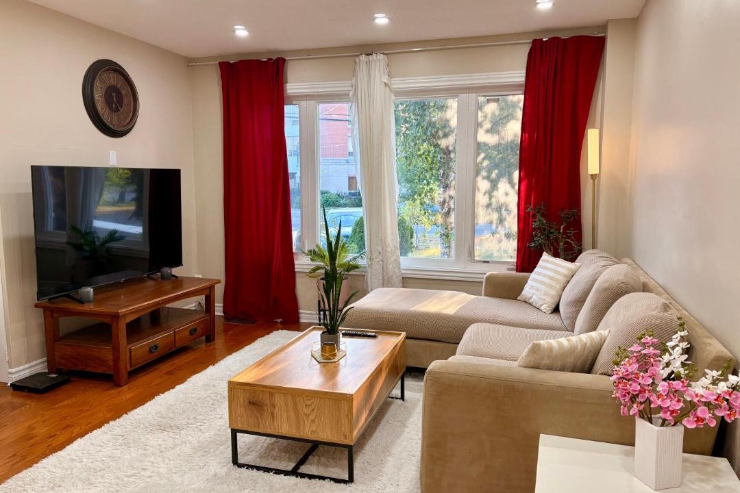 Photo of Livingroom in Bathurst Manor