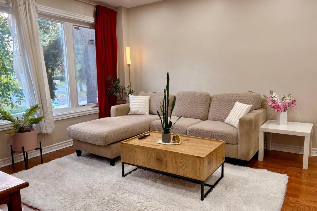 Photo of Livingroom in Bathurst Manor