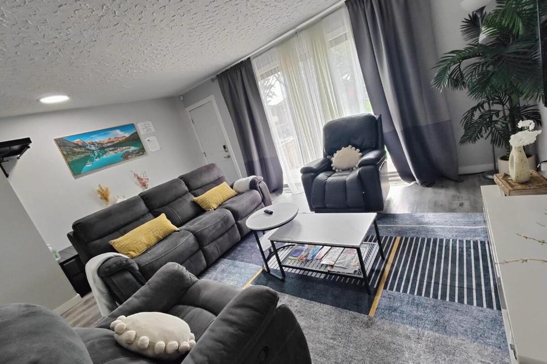 Photo of Livingroom in Forest Lawn