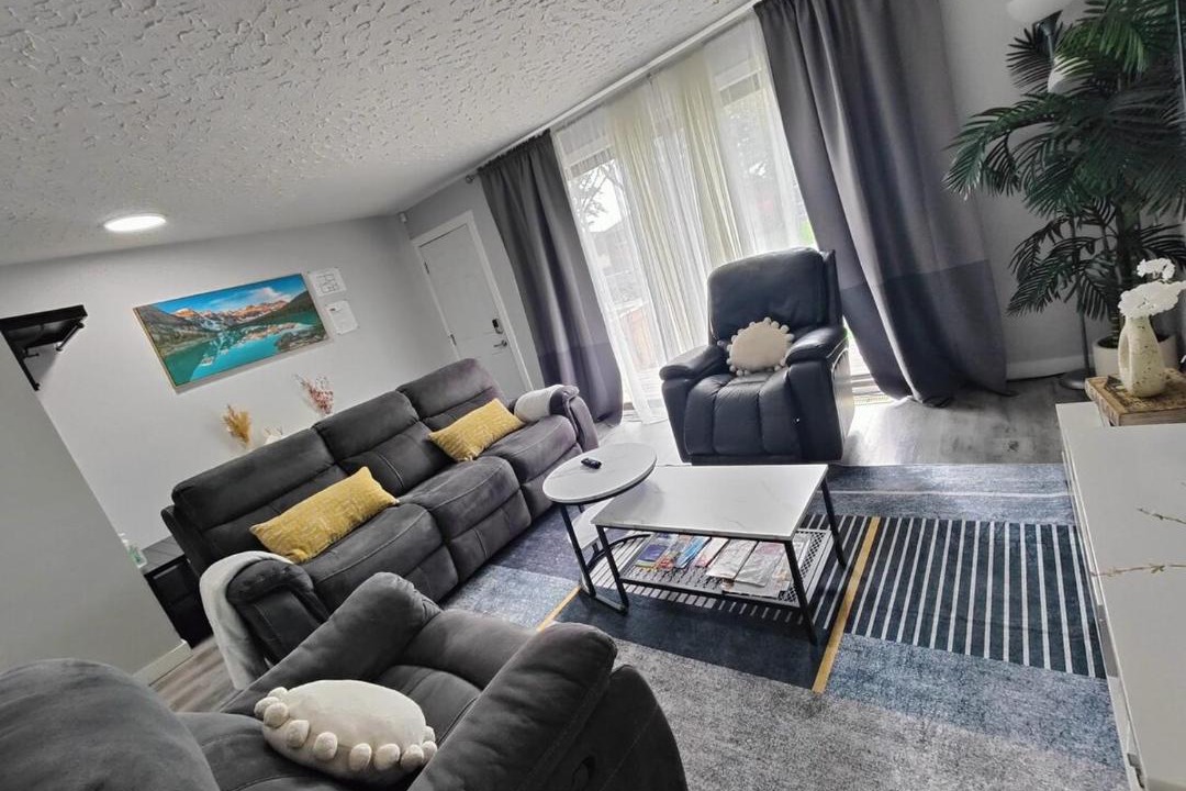 Photo of Livingroom in Forest Lawn