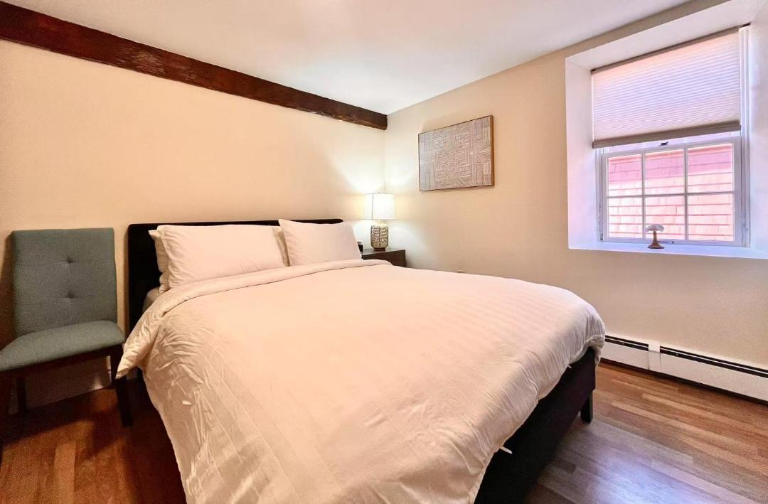 Photo of Bedroom in Queens Square
