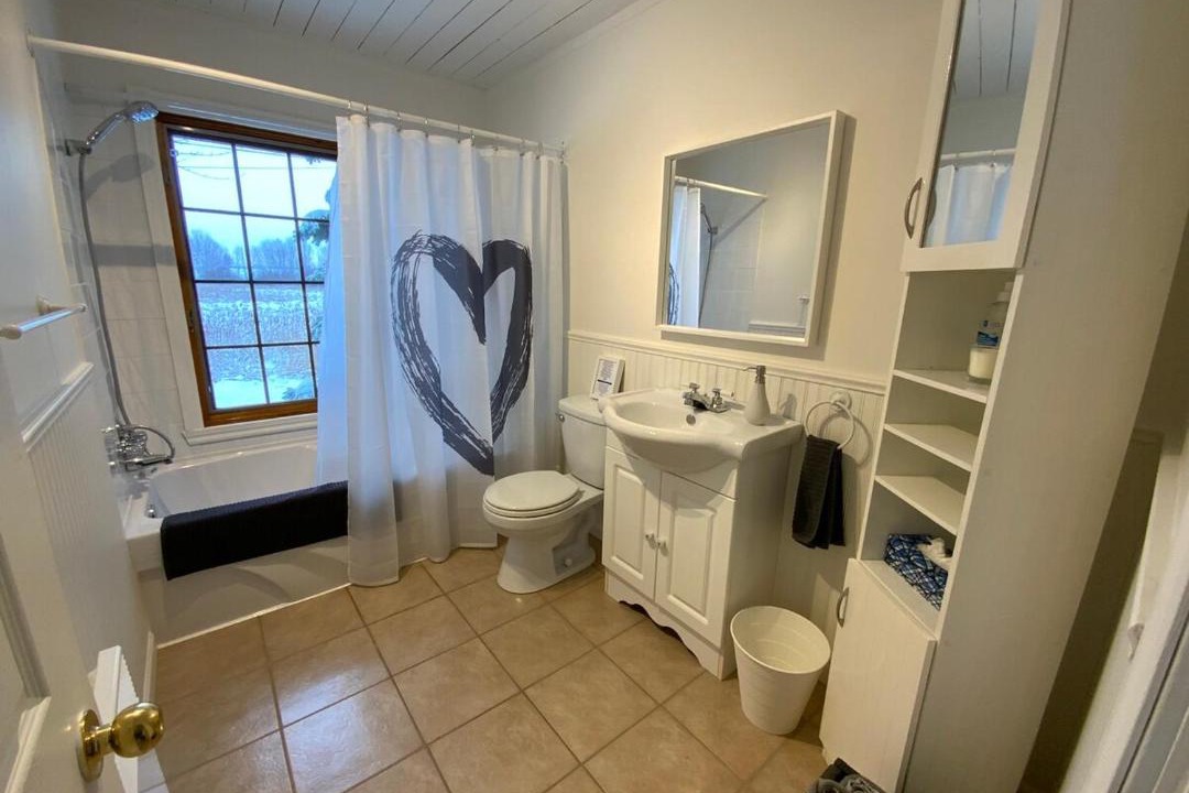 Photo of Bathroom in Le Haut-Richelieu Regional County Municipality