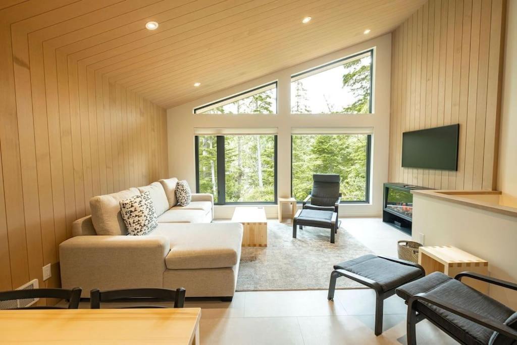 Photo of Livingroom in Ucluelet