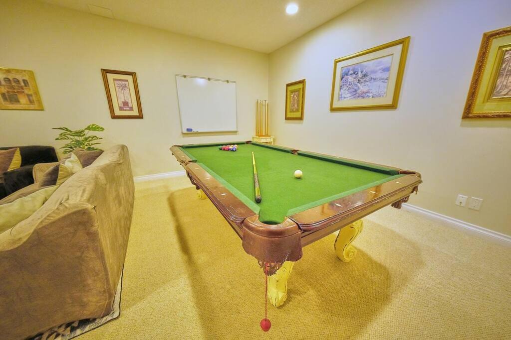 Photo of Livingroom in Arbour Lake
