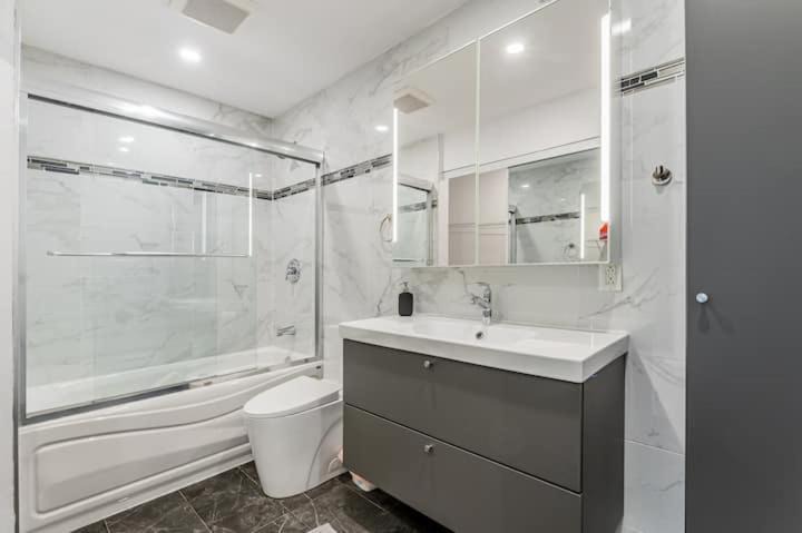 Photo of Bathroom in La Petite-Patrie