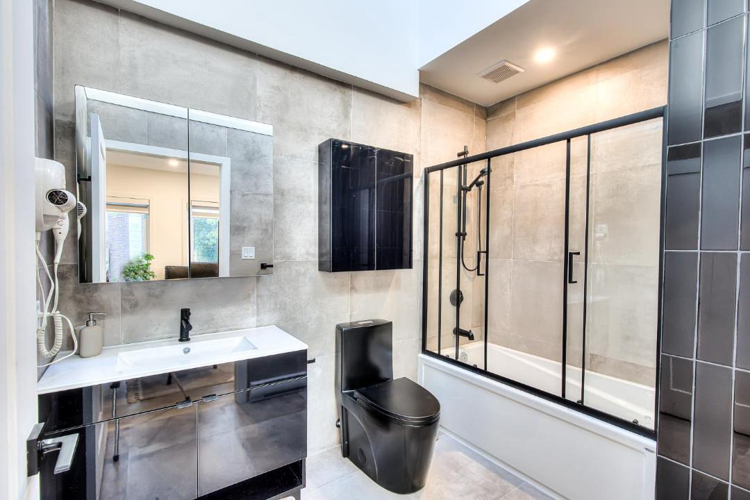 Photo of Bathroom in Cote-Des-Neiges—Notre-Dame-De-Grace