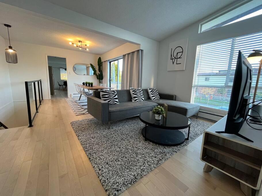 Photo of Livingroom in Renfrew-Collingwood