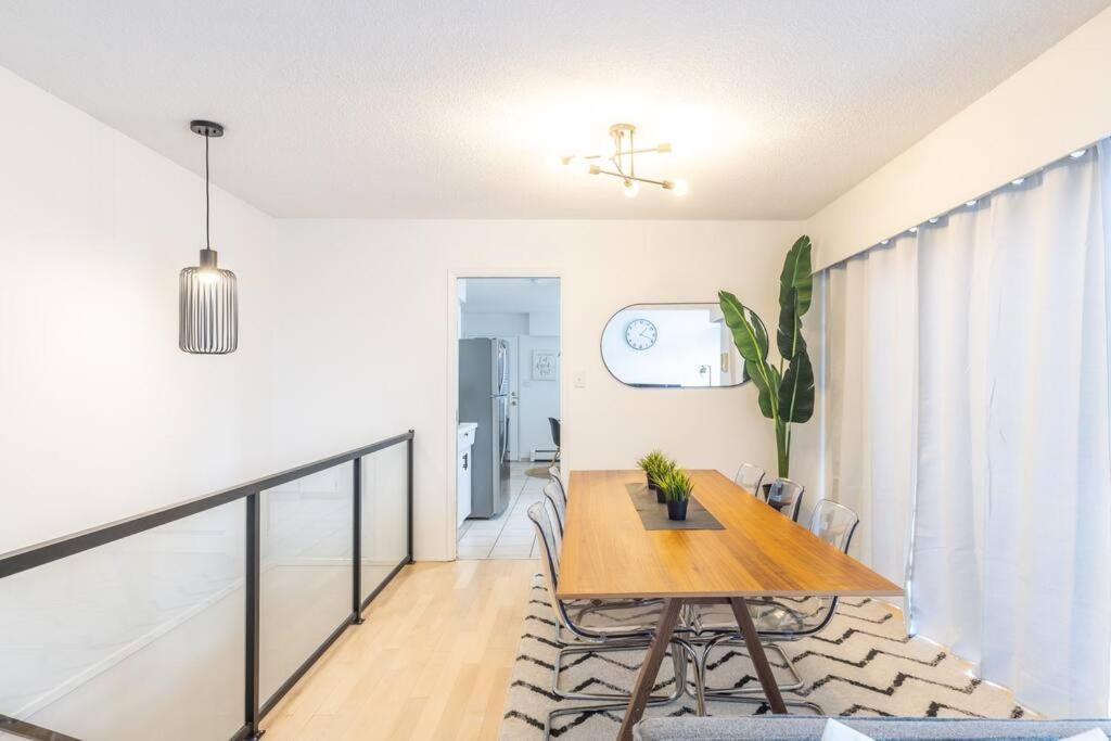 Photo of Livingroom in Renfrew-Collingwood