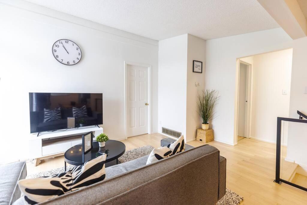 Photo of Livingroom in Renfrew-Collingwood