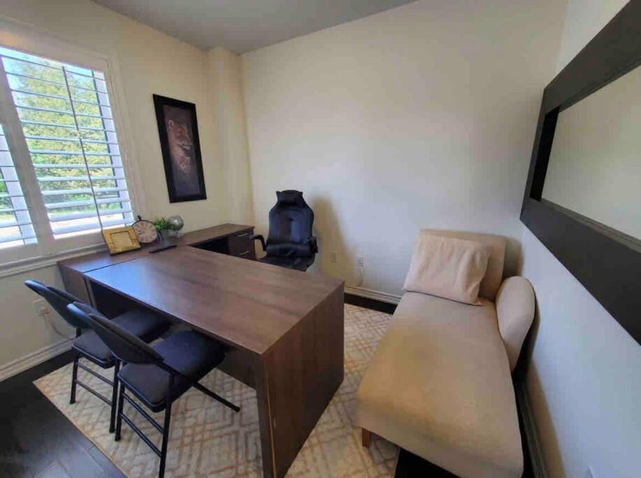 Photo of Livingroom in Lindsay