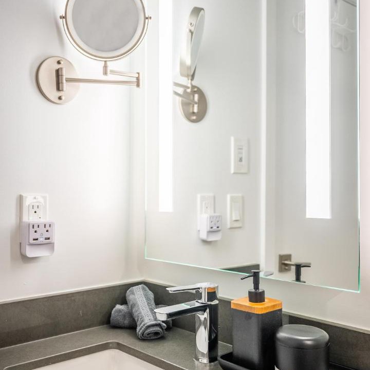 Photo of Livingroom in Bloor-Yorkville