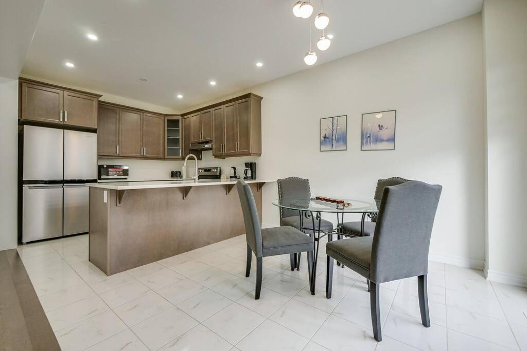 Photo of Livingroom in Halton Regional Municipality