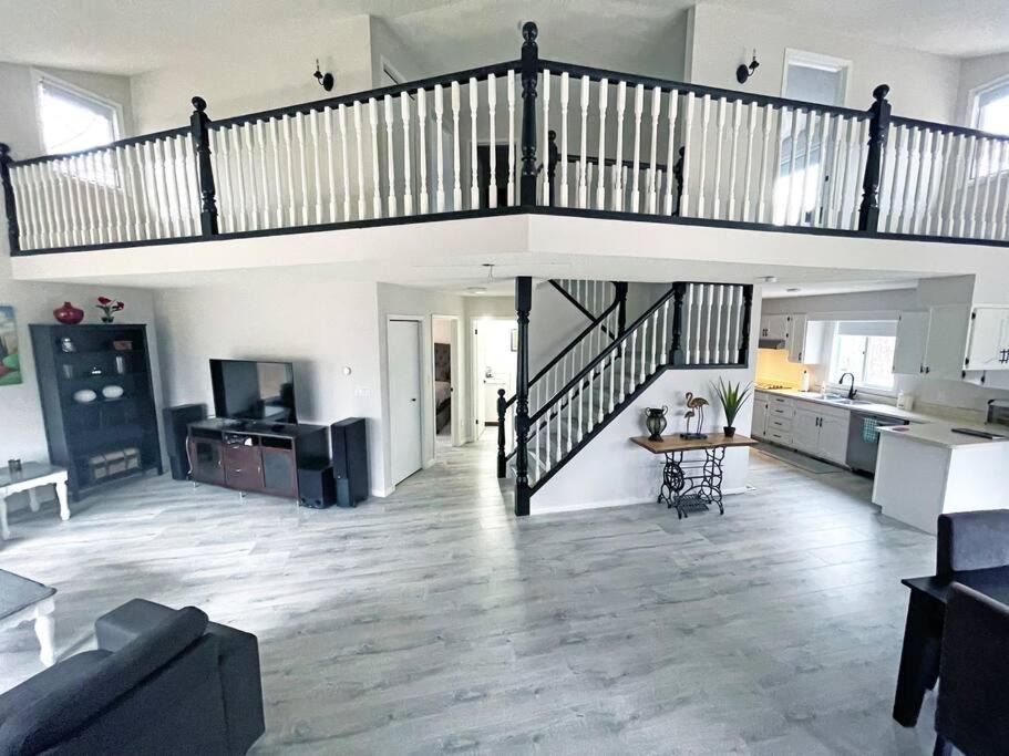 Photo of Livingroom in Cayuga