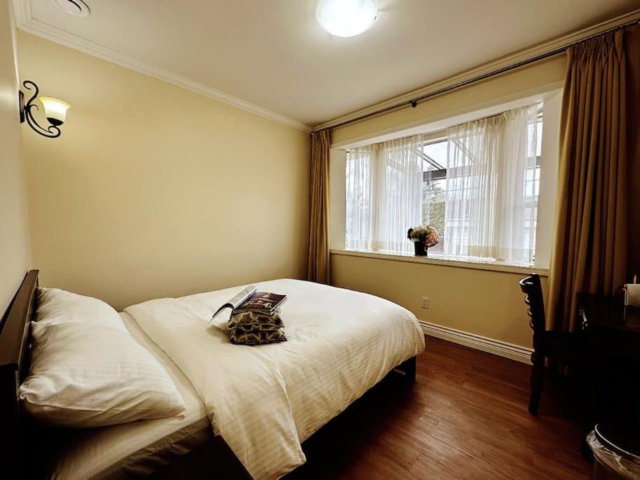 Photo of Bedroom in Oakridge