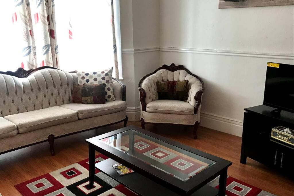 Photo of Livingroom in New Westminster