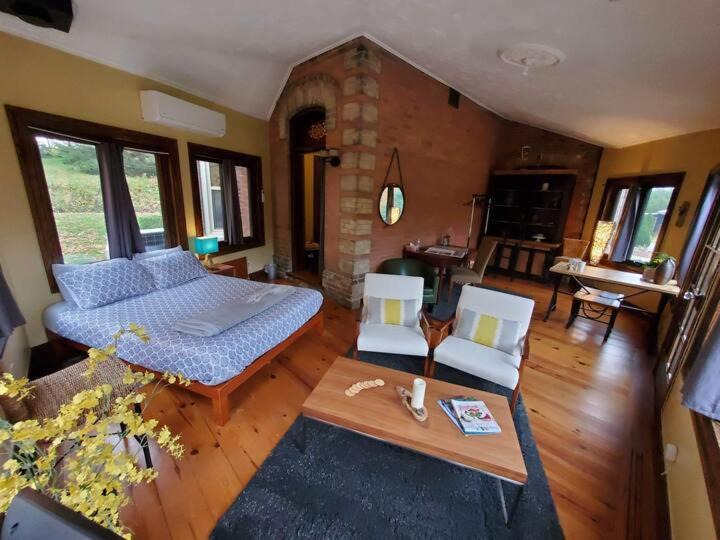 Photo of Livingroom in Mono
