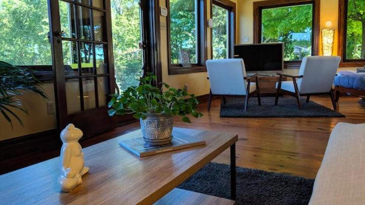 Photo of Livingroom in Mono