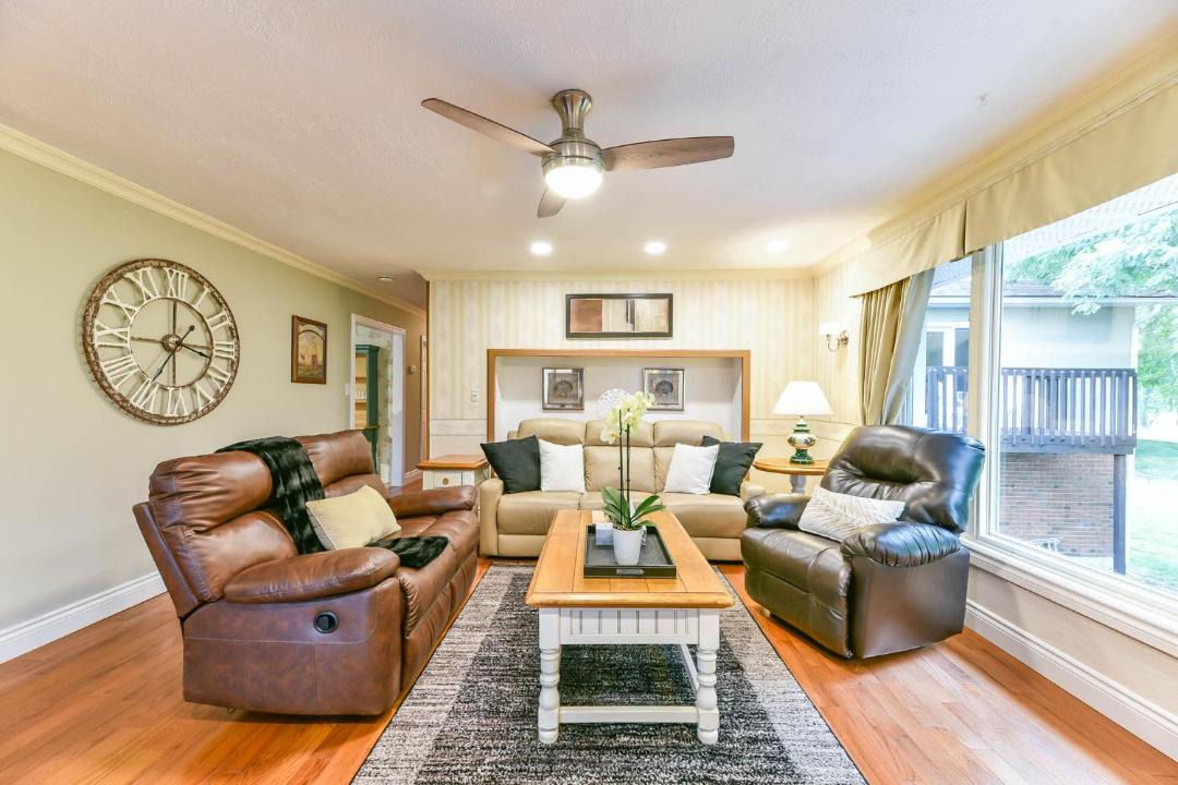 Photo of Livingroom in Halton Regional Municipality