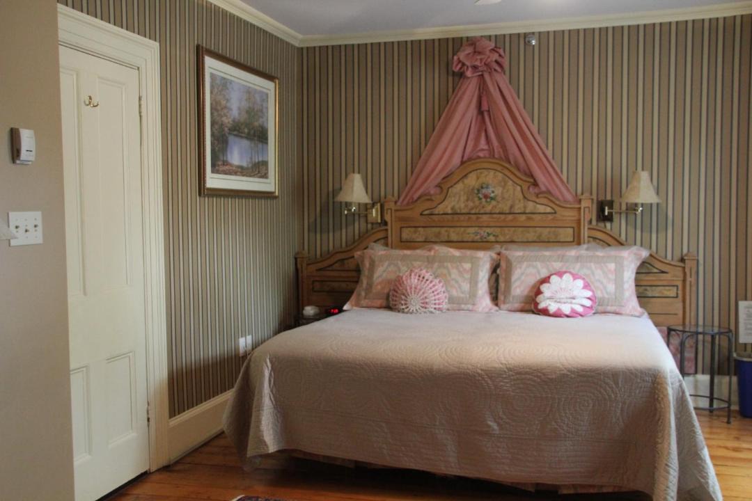 Photo of Bedroom in Queens Square