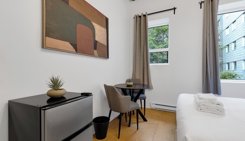 Deluxe Room, 1 Queen Bed, Non Smoking (Shared Bathroom)