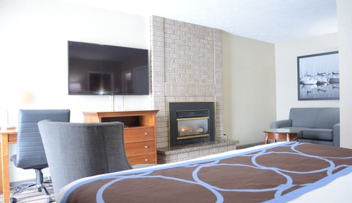 1 King Bed, Deluxe Suite, Street View, Lower Floor, Non-Smoking