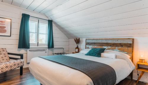Queen Room with Shared Bathroom