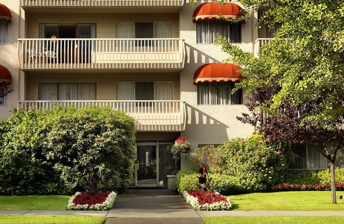 Inner Harbour Hotel | Royal Scot Hotel & Suites