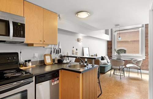 Inner Harbour Condo | Stylish Loft-Style 1Bed Apartment, Downtown Victoria