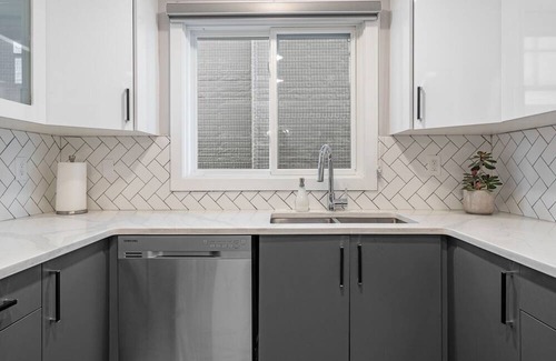 Radisson Heights - Albert Park Apartment | Chasing City Views 2BR + Parking