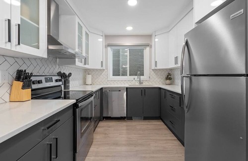 Radisson Heights - Albert Park Apartment | Chasing City Views 2BR + Parking