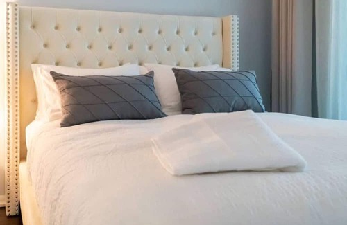 Fort York Condo | Luxury Suite with Free Parking and Private Balcony