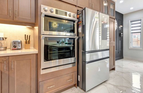 Stouffville House | Luxurious Master guest suite w/office space in Stouffville, Canada
